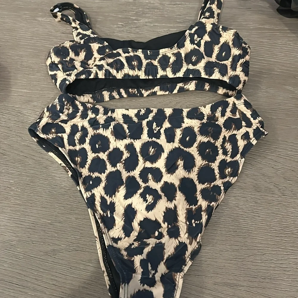 Bikini - Picture 2 of 2